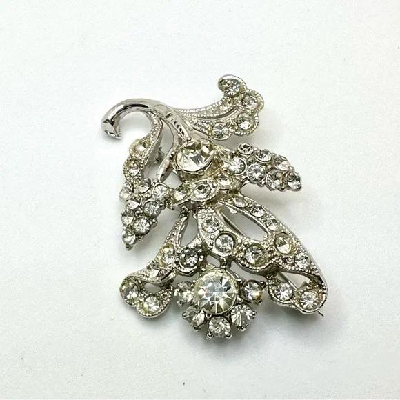 VINTAGE - Ornate Rhinestone Brooch with Intricate Floral Design - Picture 4 of 10
